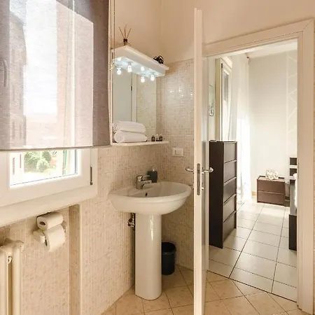 Carracci Apartment: Spazioso E Comodo Alla Stazione Apartment *